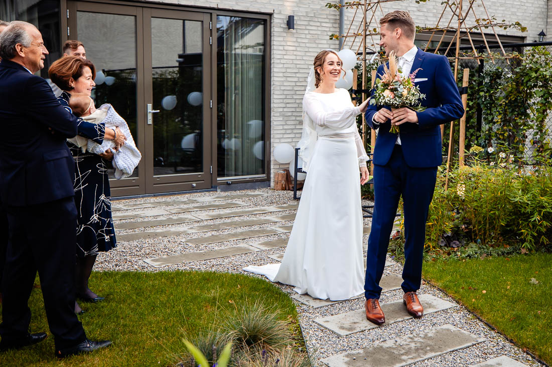 Bruidsfotograaf in Tilburg fotografeerd getrouwd koppel
