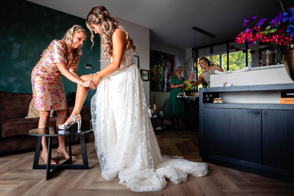 aankleden bruid en zus kasteel van rhoon