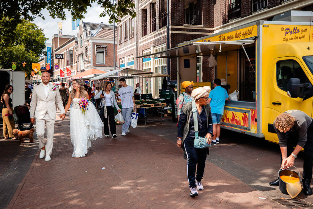bruidspaar op straat schiedam