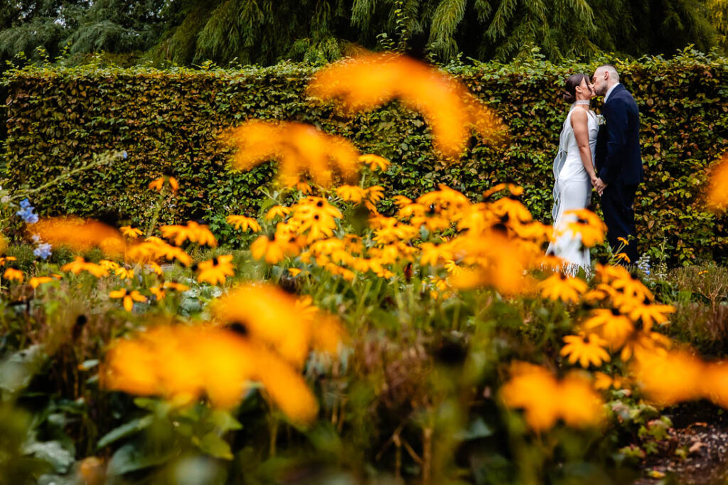 trouwen dudok in het park bruidspaar en bloemen